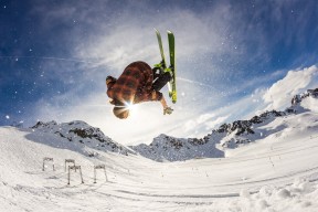 开云体育登录-F1新赛季揭幕战，速度与激情，映照太阳横扫76人的竞技哲学