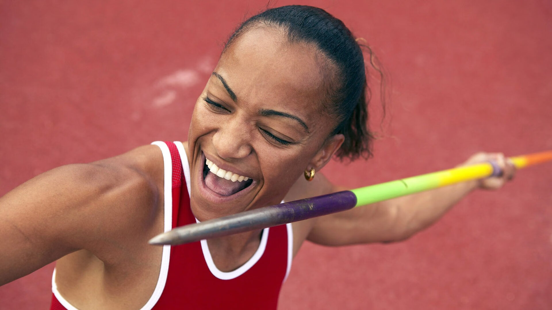 当狼嚎撕裂麦迪逊,字母在寂静中磨亮镰刀